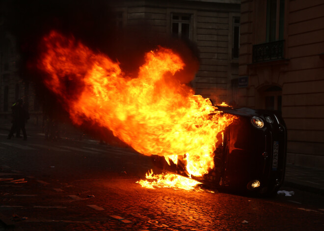 FOTO, VIDEO: skats pēc "Dzelteno vestu" protestiem Parīzē ir katastrofāls