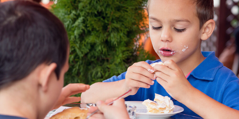 В кафе в Даугавпилсе ребенок чуть не съел острый кусок пластика в десерте