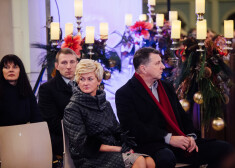 FOTO: politiķi, uzņēmēji un citi mūzikas baudītāji novērtē Ineses Galantes koncertu Rīgas Doma baznīcā