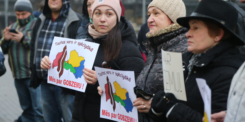 Pārdesmit cilvēki pie Rīgas pils lietū atbalsta valdības veidotāju Gobzemu