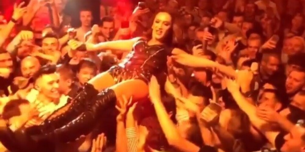 "Вы мои самые любимые мальчики": Бузова во время концерта в гей-клубе нырнула в толпу зрителей