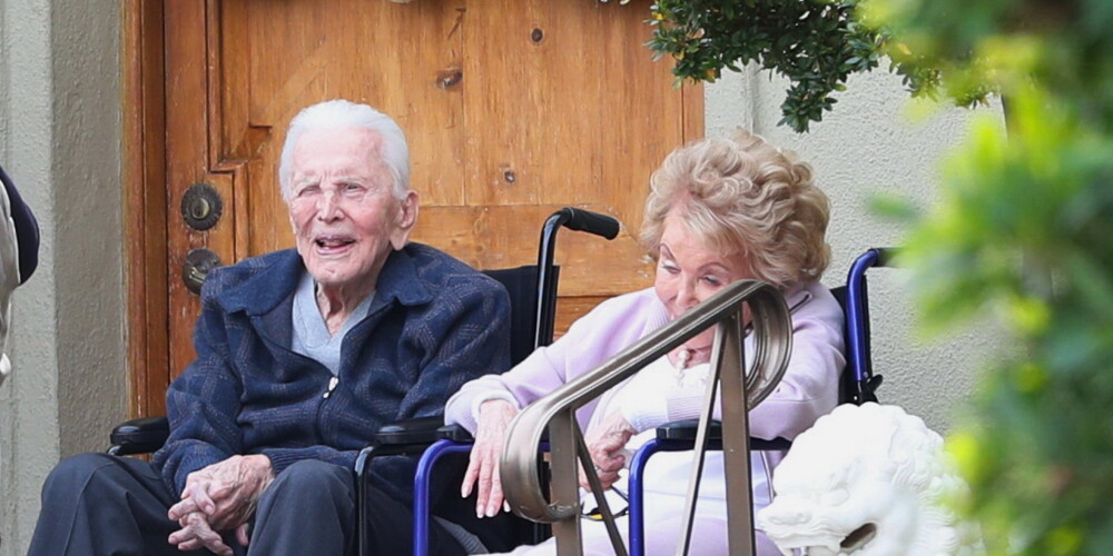 Kērks Duglass svin 102.dzimšanas dienu