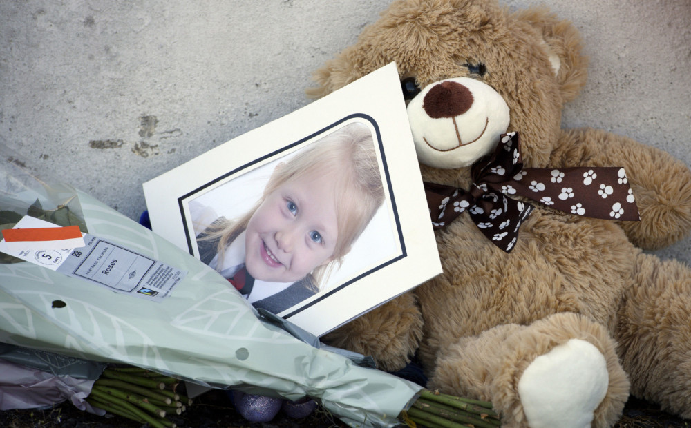 Sešus gadus vecās Alešas nāve, kas šokēja Lielbritāniju: meitenītes izvarotājs un slepkava pilnībā noliedz vainu