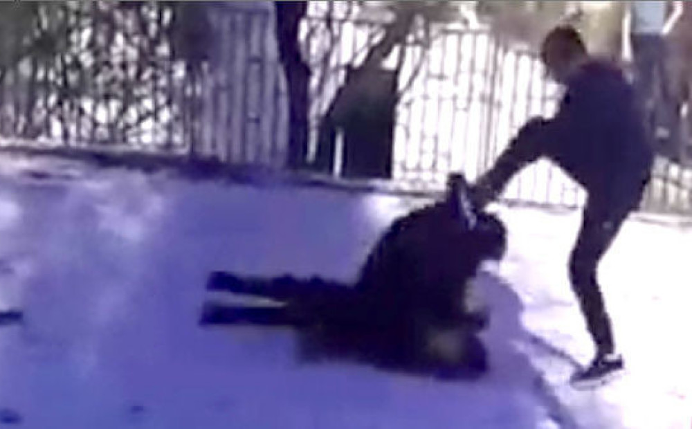 напал на парня из за причёски. хулиганство подростков. ребята избили одноклассника определите вид. драка в классе. школьники подрались в школе.