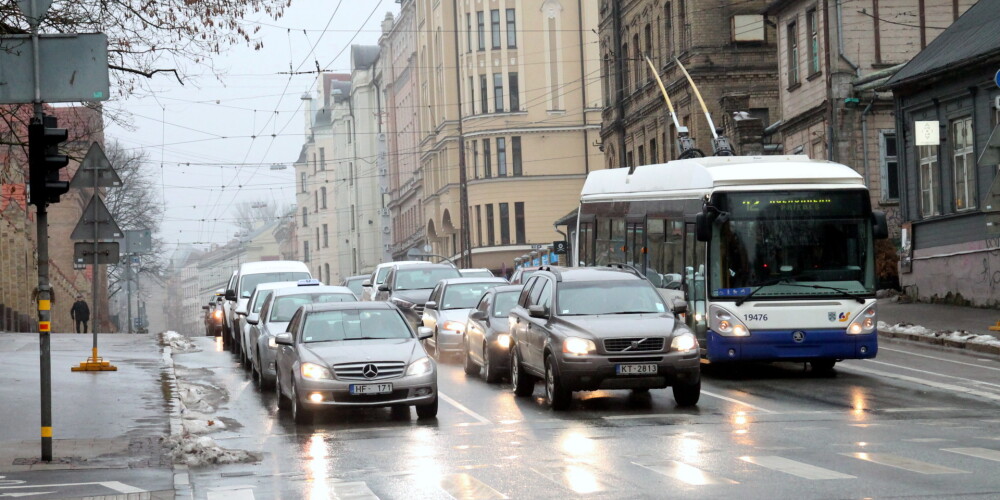 Rīgā vienkāršota pieteikšanās transporta pakalpojumu samaksai cilvēkiem, kuriem ir apgrūtināta pārvietošanās transportā