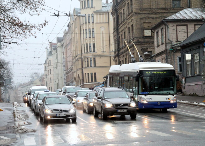 Rīgā vienkāršota pieteikšanās transporta pakalpojumu samaksai cilvēkiem, kuriem ir apgrūtināta pārvietošanās transportā