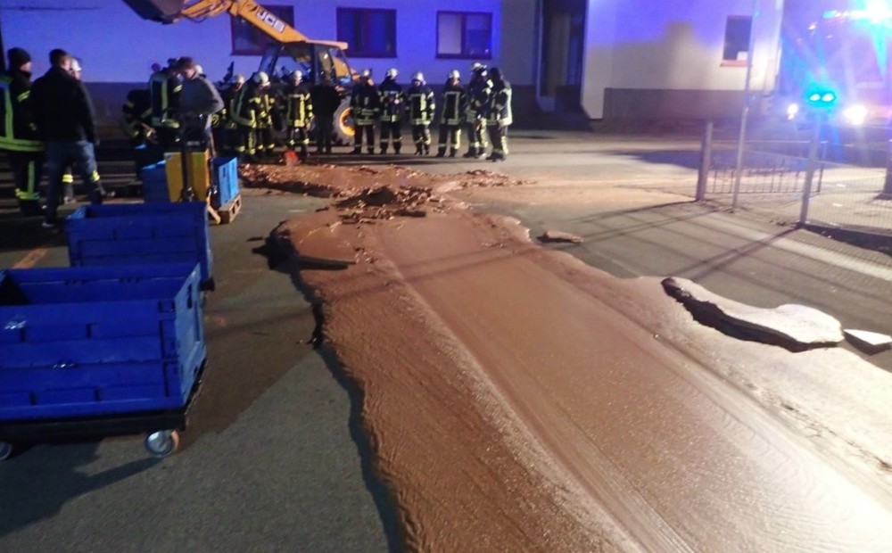 Pilsētā Vācijā pa ielu plūst šokolādes straumes