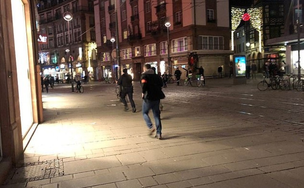 Strasbūrā pie svētku tirdziņa notikusi apšaude - ir ievainotie un mirušie