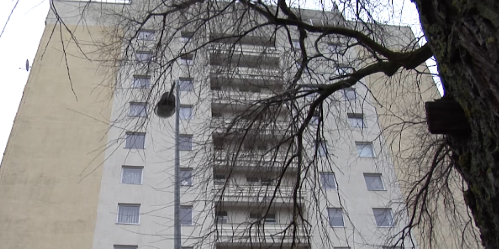 В Адажи на глазах семьи мужчина выбросился с 12-ого этажа: близкие не удивлены