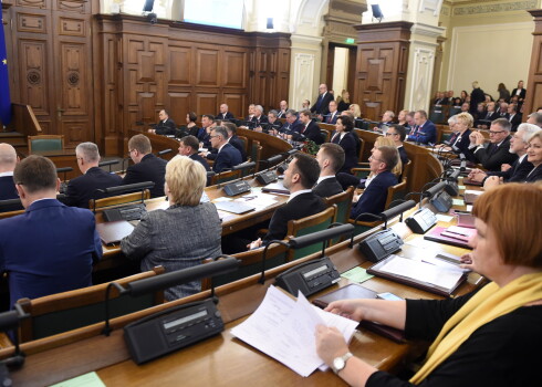 Notiek 13. Saeimas sēde. 