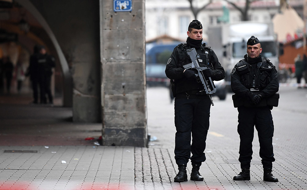 Varasiestādes precizē Strasbūras terorakta upuru skaitu un pieļauj, ka uzbrucējs aizbēdzis uz Vāciju