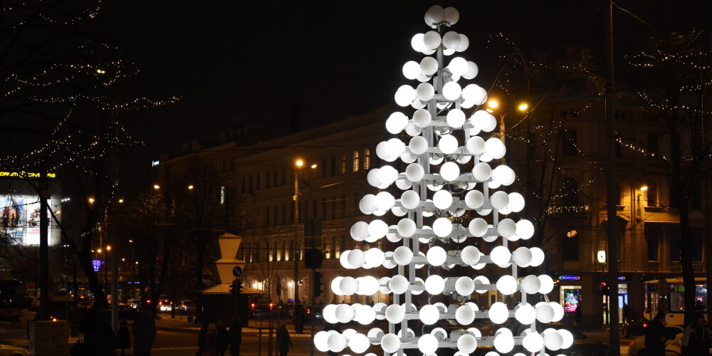 9.vides objektu festivāla "Ziemassvētku egļu ceļš" objekts "Pērļu egle" K. Barona ielas un Aspazijas bulvāra krustojumā.