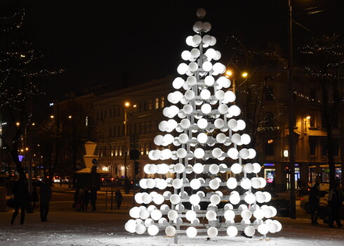 9.vides objektu festivāla "Ziemassvētku egļu ceļš" objekts "Pērļu egle" K. Barona ielas un Aspazijas bulvāra krustojumā.