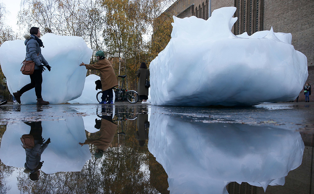 Kūstoša māksla Londonā cilvēkiem atgādina par klimata pārmaiņām. VIDEO, FOTO