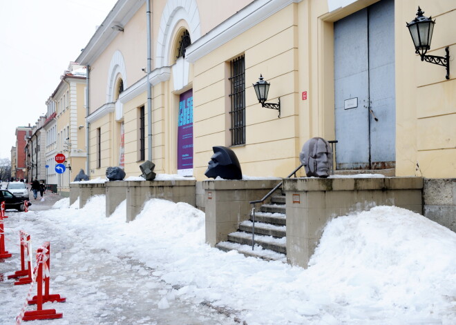 Izstāžu zāles "Arsenāls" ārējais izskats rada "bomžu pilsētas" iespaidu, pauž Mārtuža