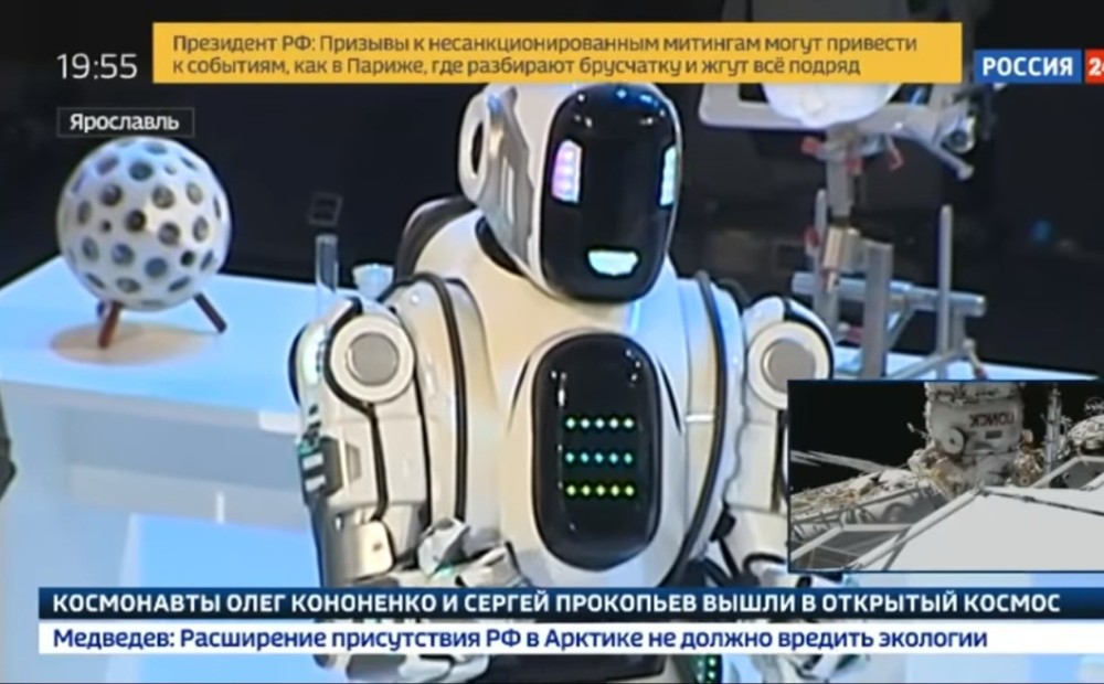 Krievijas tehnoloģiju forumā prezentētais modernais robots Boriss izrādās vīrietis kostīmā