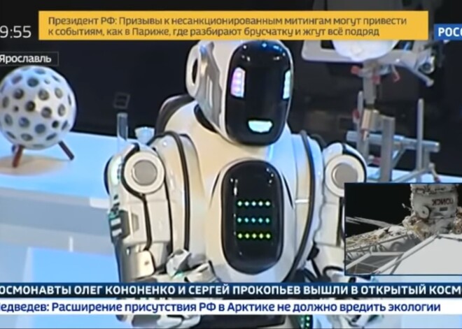 Krievijas tehnoloģiju forumā prezentētais modernais robots Boriss izrādās vīrietis kostīmā