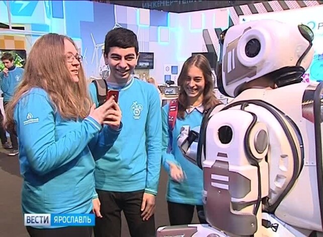Spraugā starp robota kostīma galvu un rumpja augšdaļu redzams cilvēka kakls.