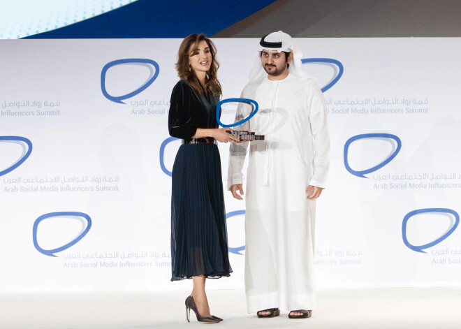 Jordānijas karaliene Ranja uz pasākumu ierodas tērpā par 50 dolāriem, ko darinājis draudzīgo cenu zīmols