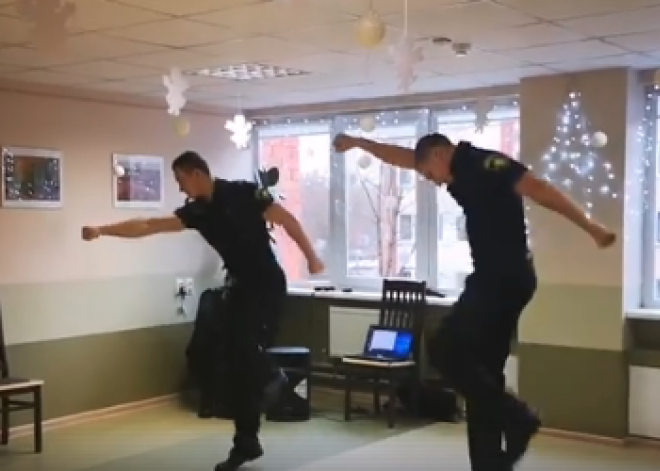 Vietējais soctīklu hits: cilvēki sajūsmā par policijas kadetu deju Ķekavas pansionātā