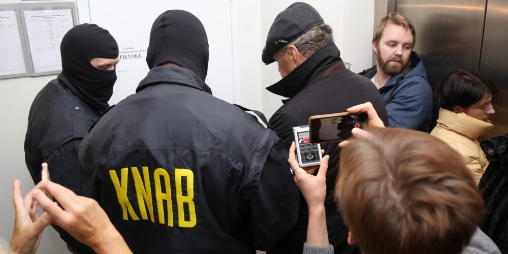 "Rīgas satiksmes" iepirkumu lietā apcietinātas piecas no sešām aizturētajām personām