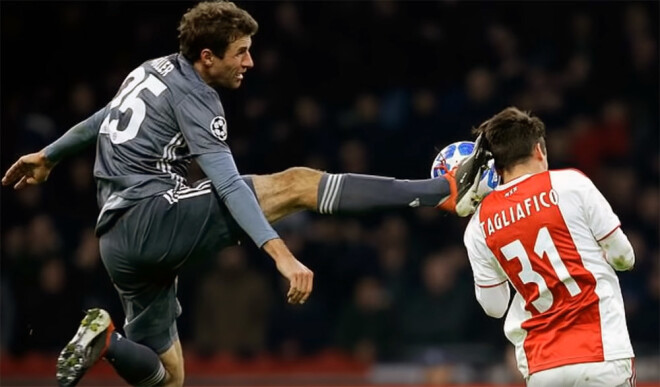 Minhenes "Bayern" spēlētājs Tomass Millers lēcienā ar kāju iespēra "Ajax" aizsargam Taglafiko pa galvu.