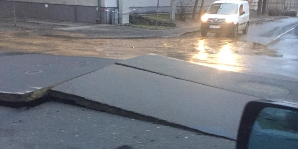 FOTO: ūdensvada avārija Lomonosova un Aiviektes ielas krustojumā; ierobežota satiksme
