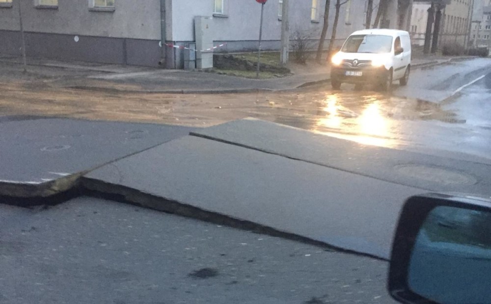 FOTO: ūdensvada avārija Lomonosova un Aiviektes ielas krustojumā; ierobežota satiksme