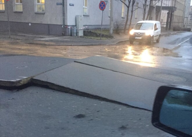 FOTO: ūdensvada avārija Lomonosova un Aiviektes ielas krustojumā; ierobežota satiksme