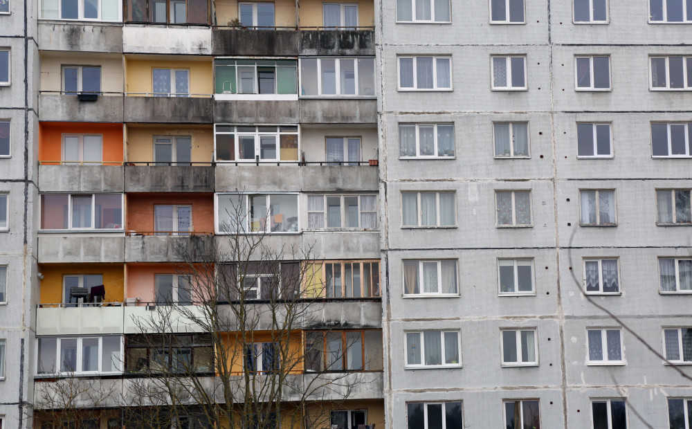 Par 23 dzīvokļu apzagšanu Rīgā aizturēts vīrietis, kurš mājokļos iekļuvis caur balkoniem