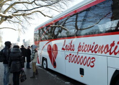 Cilvēki pie Valsts asinsdonoru centra autobusa.