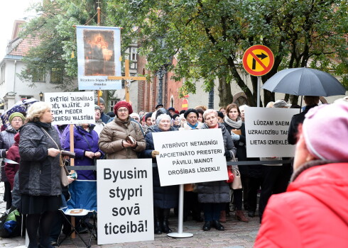 Šis gads Latvijas baznīcai bija varen ražens. Tās pārstāvji tika vainoti vergturībā, seksuālā vardarbībā, zagšanā un mantrausībā. Tāpat kāda baznīca dega vai tika spridzināta. Tāpat arī tika apgalvots, ka baznīcas celtniecība cels elektrības rēķinus.