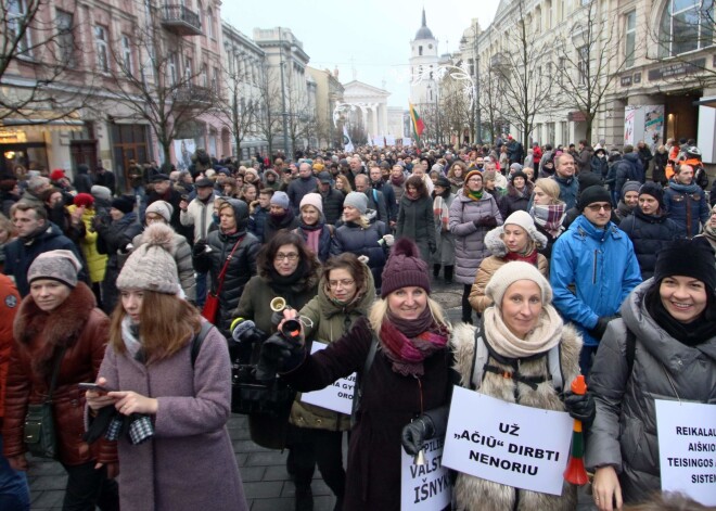 Skolēni Šauļos šokā par politiķa meliem, ka piespiesti piedalīties streikojošo skolotāju atbalsta mītiņā