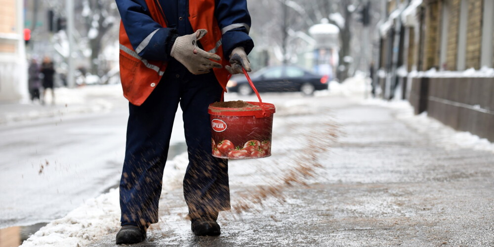 Kā Rīgā notiek ielu tīrīšana, un cik tas izmaksā?