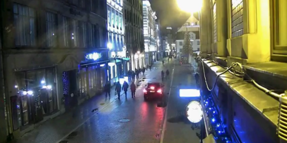 Policija publisko video ar pārgalvi Vecrīgā, kurš reibumā vizinās pa gājēju ielu