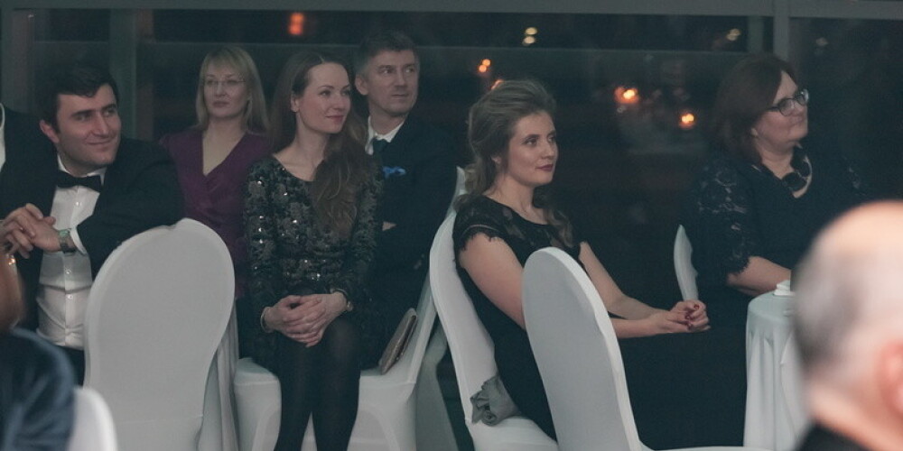FOTO: saposušās dāmas un eleganti kungi pulcējas Latvijas uzņēmēju gada ballē