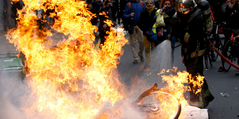 Французские полицейские готовятся к "худшим сценариям" протестов в Париже