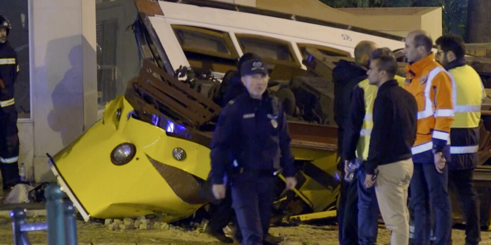 Bagātnieku rajonā Lisabonā no sliedēm noskrien tramvajs - cietuši 28 cilvēki