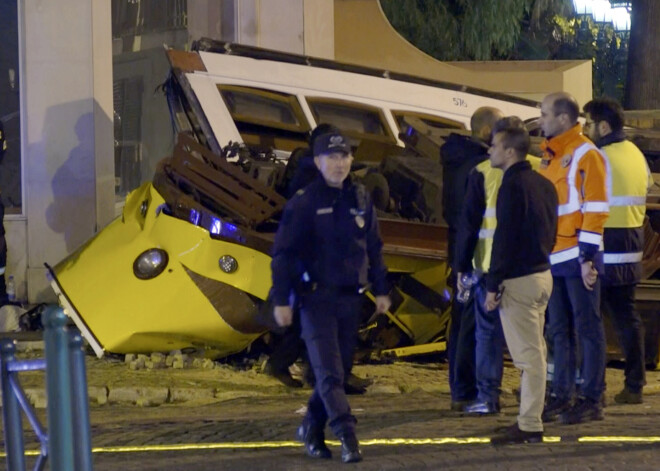 Bagātnieku rajonā Lisabonā no sliedēm noskrien tramvajs - cietuši 28 cilvēki