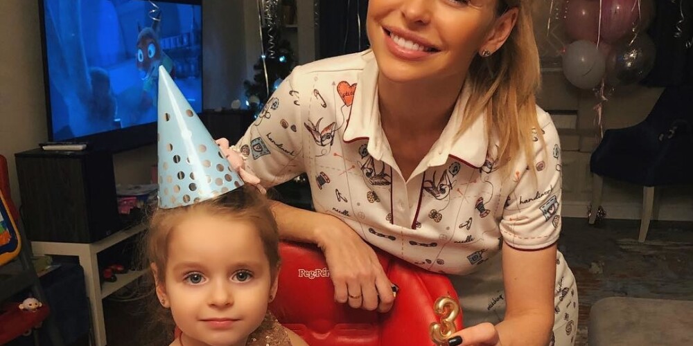 Дочь Анны Хилькевич заболела в день своего 3-летия, но все равно блеснула в золотом платье и с розовым тортом