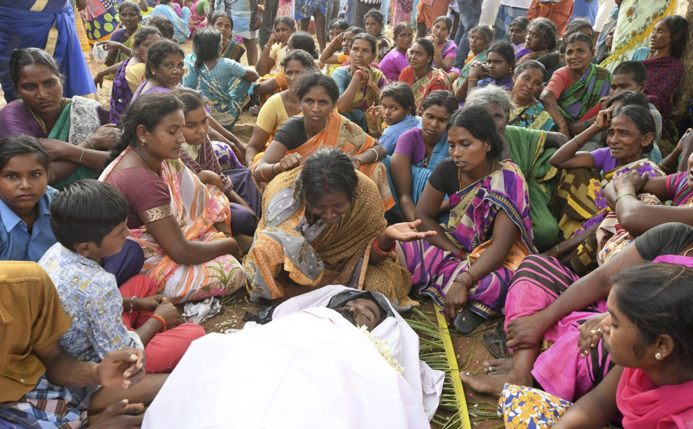 11 cilvēki nomirst pēc dārzeņu un rīsu apēšanas templī Indijā