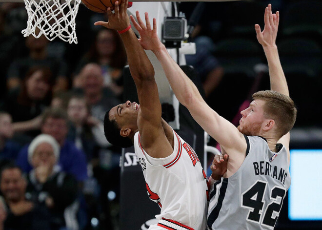 Bertānam seši punkti, "Spurs" izlaiž 21 punkta pārsvaru un zaudē "Bulls"