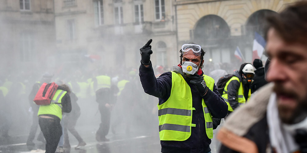 Asaru gāze, ūdens metēji un roku dzelži: Francijā turpinās policijas un protestētāju sadursmes