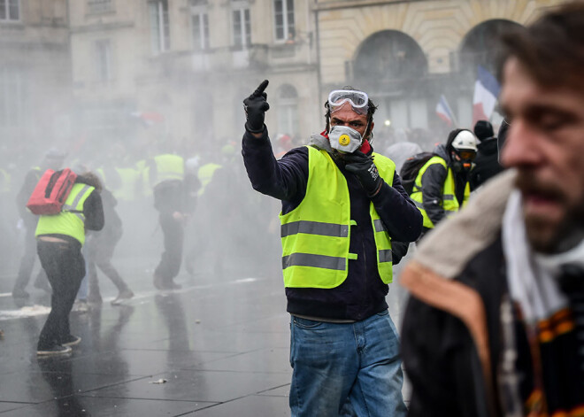 Asaru gāze, ūdens metēji un roku dzelži: Francijā turpinās policijas un protestētāju sadursmes