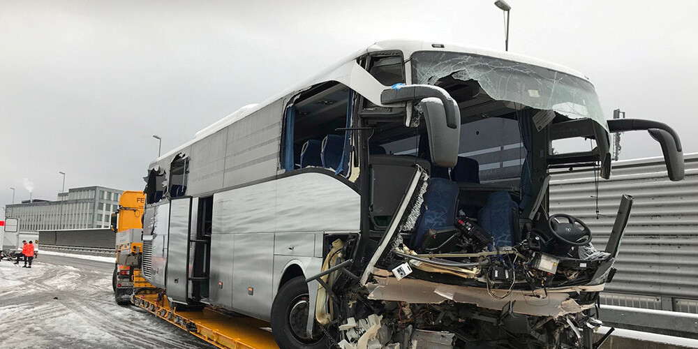 Smaga tūristu autobusa avārija Šveicē: gājis bojā viens cilvēks un 44 ievainoti