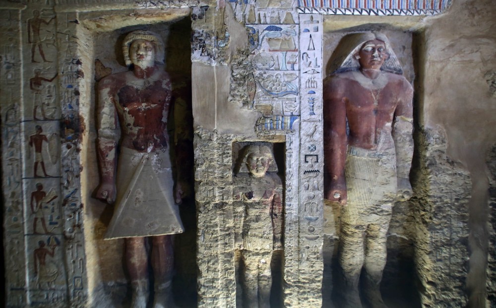FOTO: unikāls atklājums - arheologi Ēģiptē uzgājuši tūkstošiem gadu senas kapenes