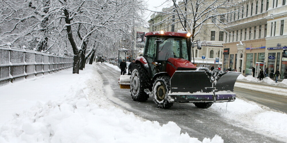 Šorīt sniegs daudzviet apgrūtina braukšanu; uz ceļiem strādā 176 ziemas tehnikas vienības
