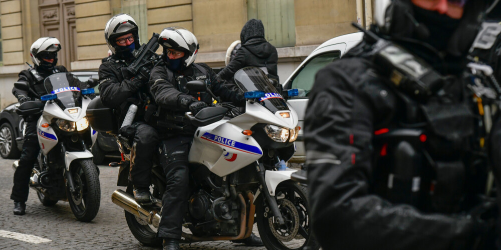 Francijā nu jau arī policisti pošas streikam