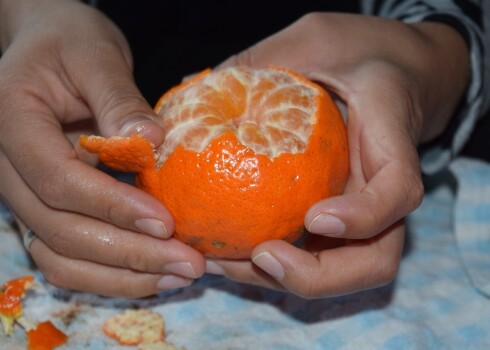 Daudziem mazuļiem negausīgā mandarīnu ēšana beidzas ar izsitumiem un vēdera darbības traucējumiem.