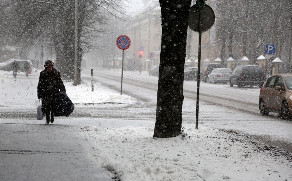 Visā valsts teritorijā sniega un apledojuma dēļ apgrūtināti braukšanas apstākļi